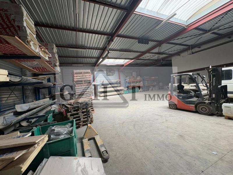 Entrepôt - 945 m²