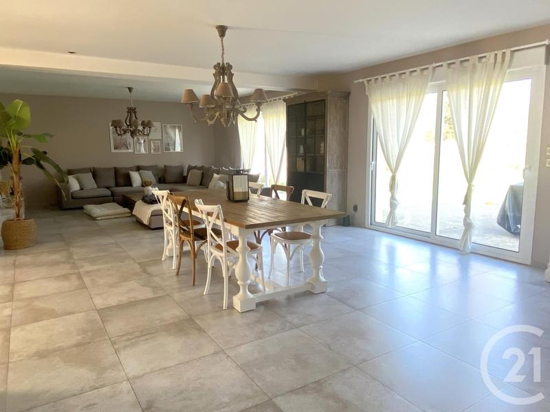 Maison - 242 m² - 8 pièces