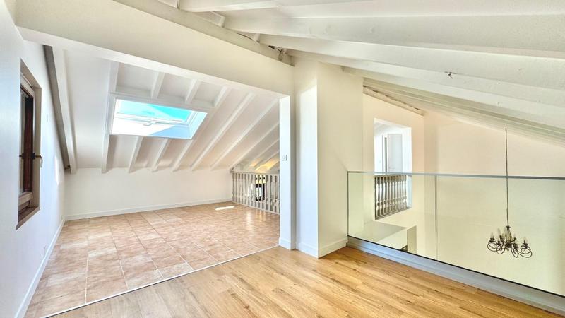 Maison - 235 m² - 7 pièces