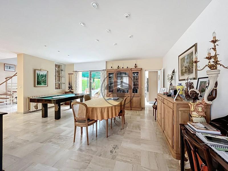 Maison - 232 m² - 6 pièces