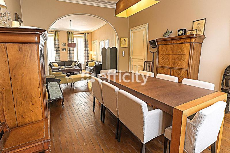 Maison - 304 m² - 9 pièces