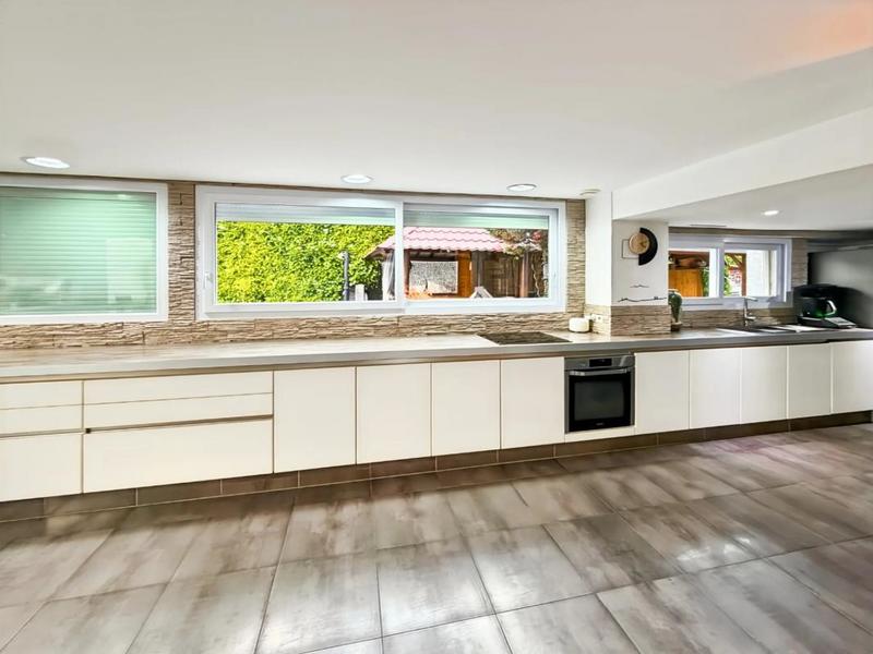 Maison - 230 m² - 6 pièces