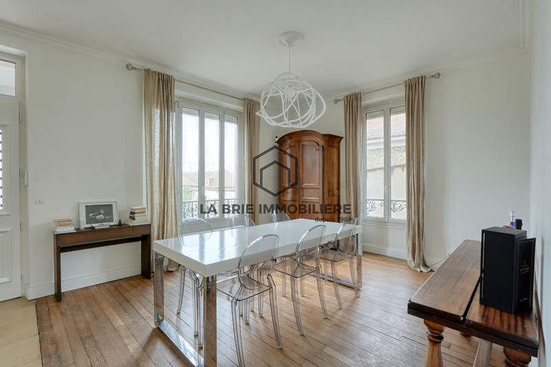 Maison - 235 m² - 9 pièces
