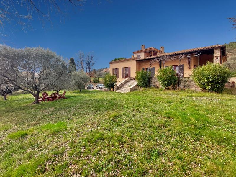 Propriété - 252 m² - 9 pièces