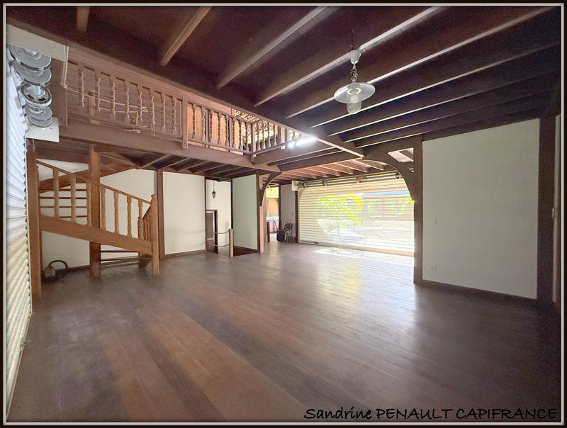 Maison de bois - 268 m² - 5 pièces