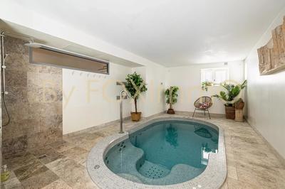 Maison de ville - 230 m² - 9 pièces