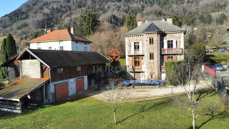 Maison - 300 m² - 6 pièces