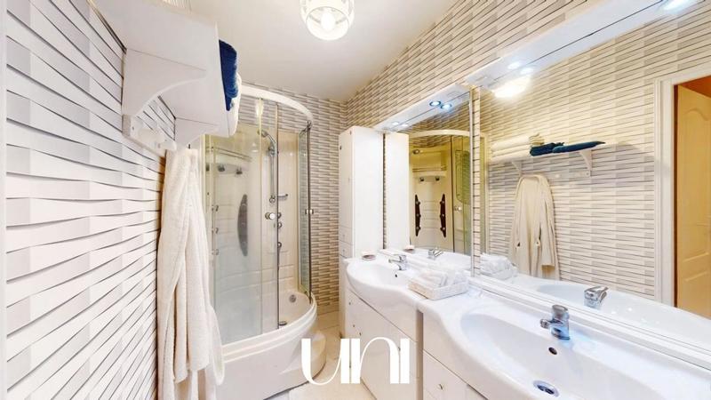 Maison - 214 m² - 6 pièces