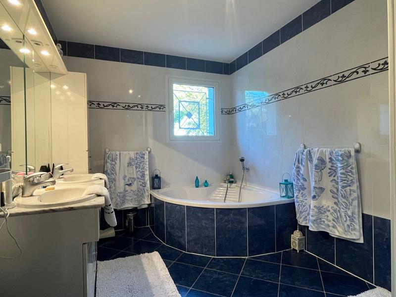 Maison contemporaine - 267 m² - 10 pièces