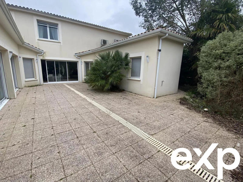 Villa - 240 m² - 6 pièces