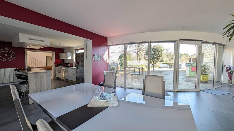 Maison - 290 m² - 9 pièces