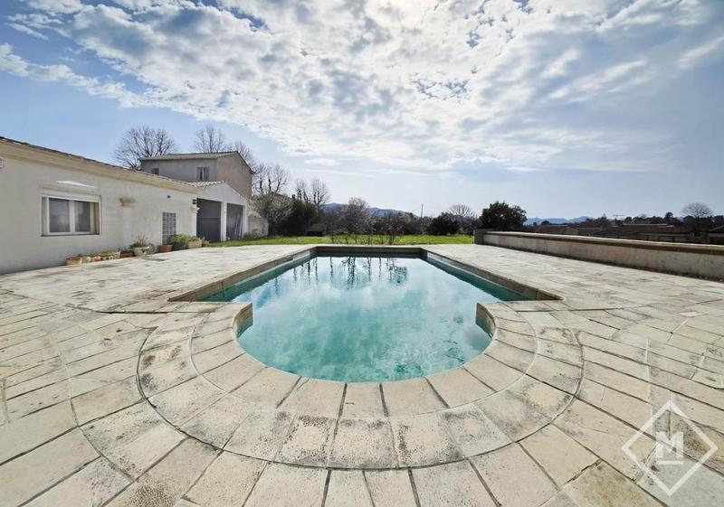 Maison - 478 m² - 8 pièces