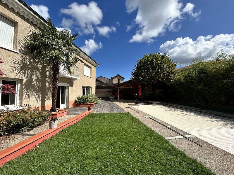 Demeure - 239 m² - 8 pièces