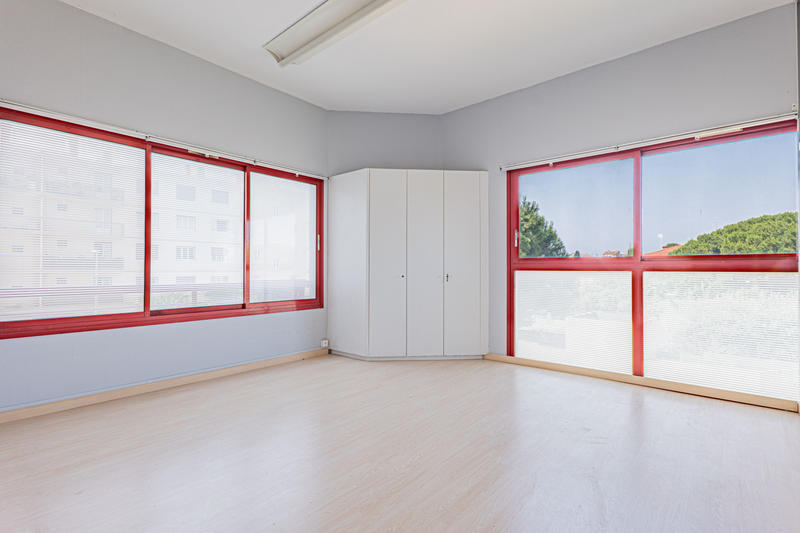 Local commercial - 150 m² - 5 pièces