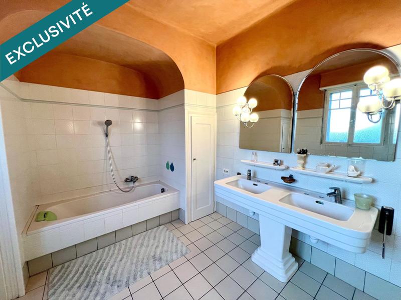 Maison - 238 m² - 9 pièces