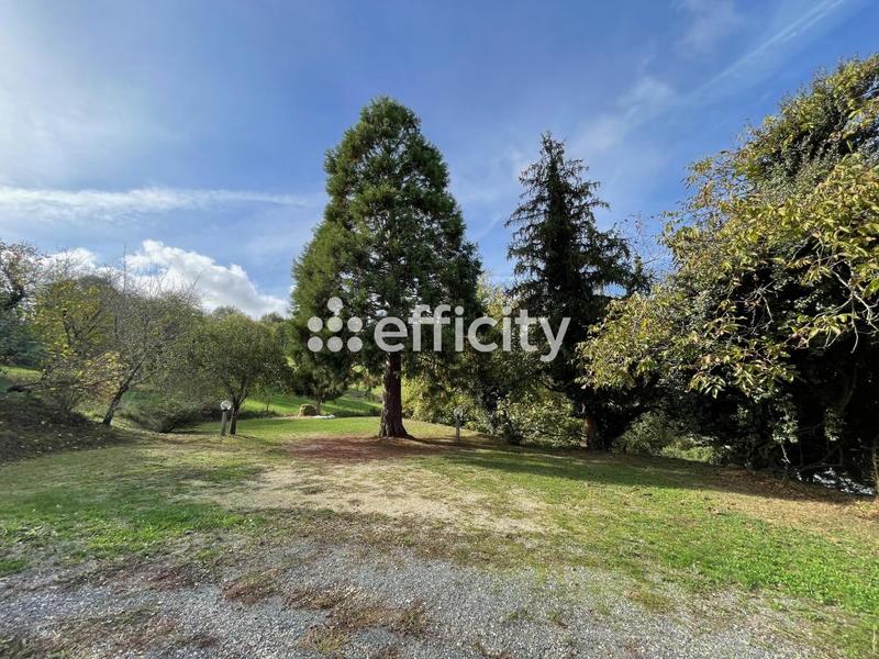 Maison - 1 875 m² - 67 pièces