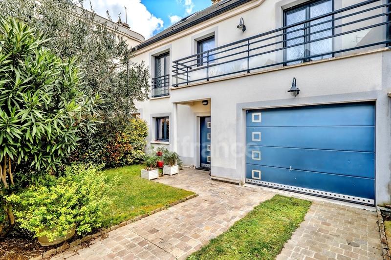 Maison - 214 m² - 8 pièces