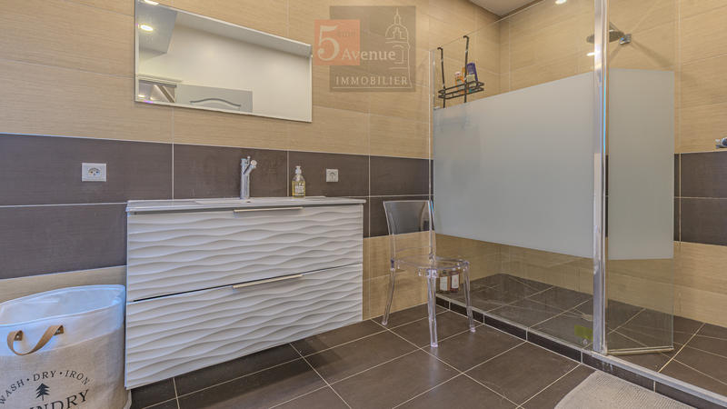 Maison - 400 m² - 8 pièces