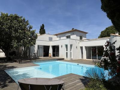 Maison - 250 m² - 6 pièces