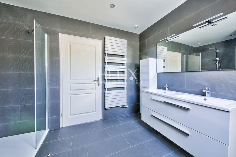 Maison - 240 m² - 8 pièces