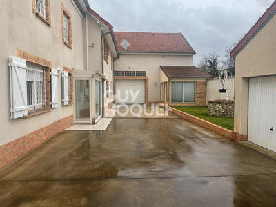 Maison - 223 m² - 9 pièces