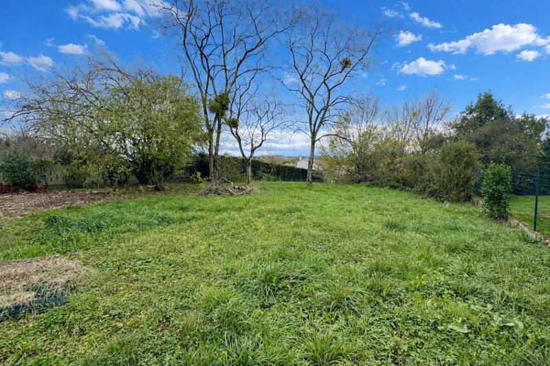 Terrain constructible - 1 010 m²