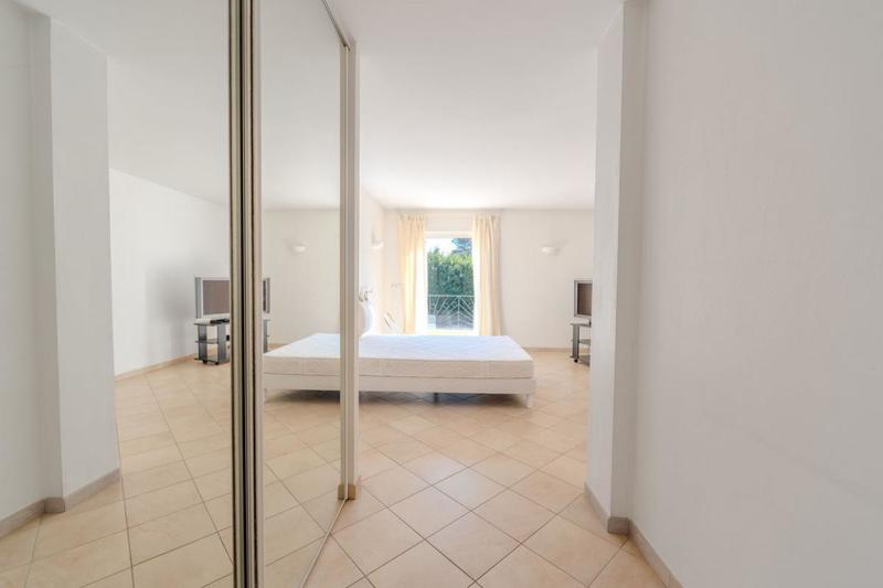 Villa - 303 m² - 6 pièces