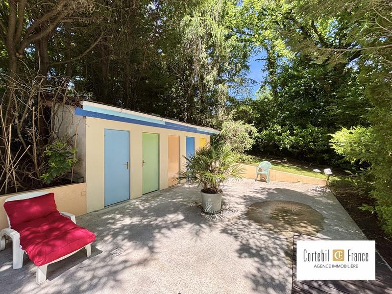 Villa - 251 m² - 8 pièces