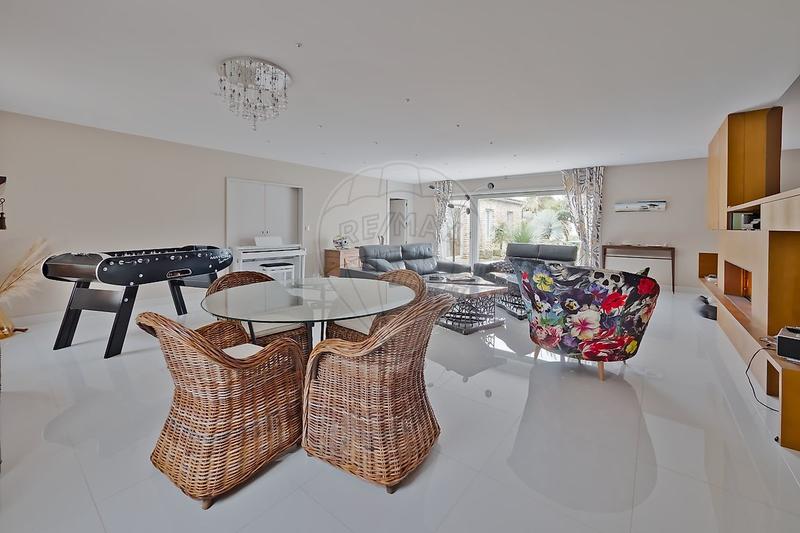 Propriété - 330 m² - 7 pièces