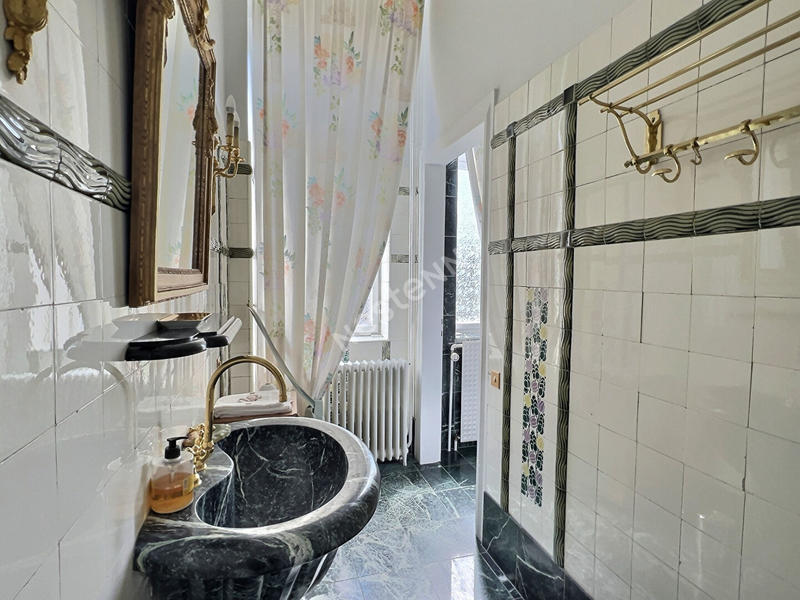 Maison - 258 m² - 8 pièces