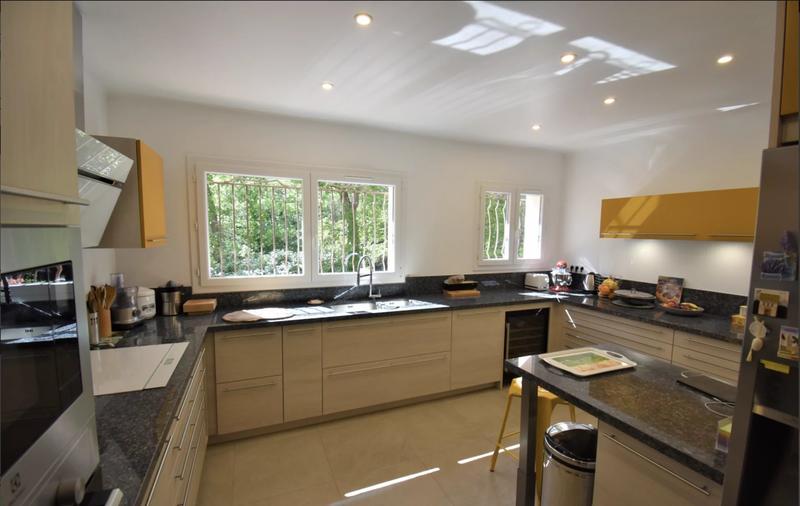 Maison - 250 m² - 7 pièces