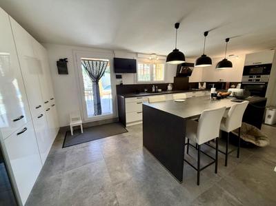 Maison - 280 m² - 8 pièces