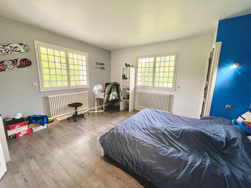 Propriété - 242 m² - 6 pièces