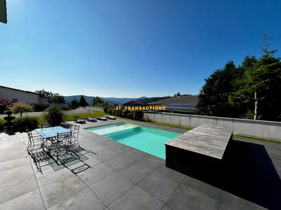 Maison - 240 m² - 6 pièces