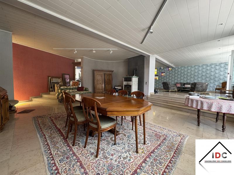 Maison - 418 m² - 10 pièces