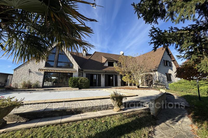 Maison - 259 m² - 8 pièces