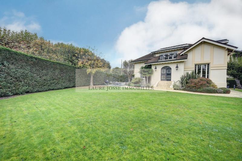 Maison ancienne - 216 m² - 8 pièces