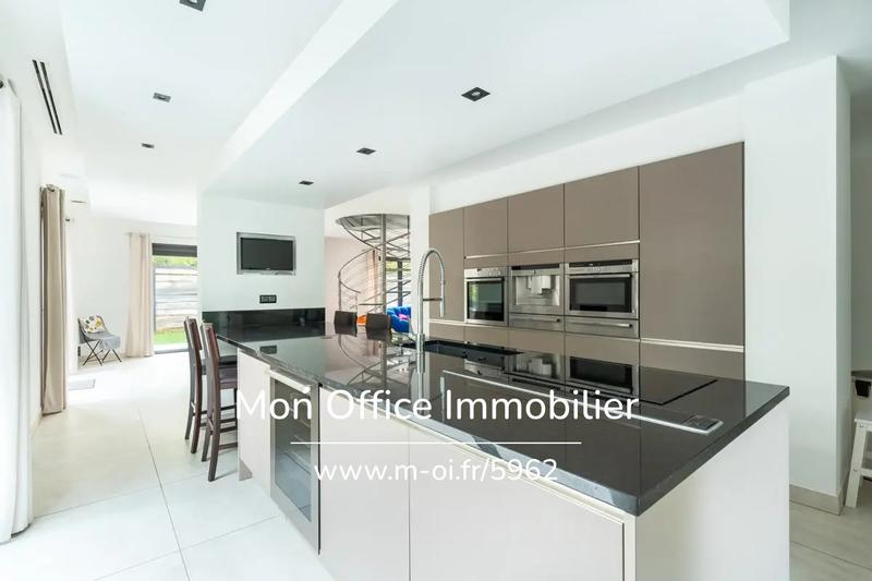 Maison - 180 m² - 5 pièces