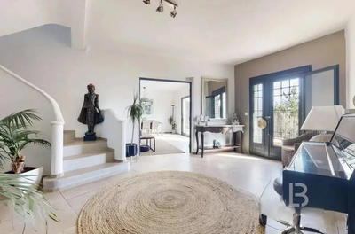 Maison - 260 m² - 8 pièces