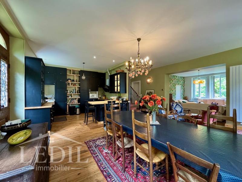 Propriété - 300 m² - 7 pièces