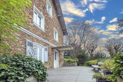 Maison - 273 m² - 9 pièces