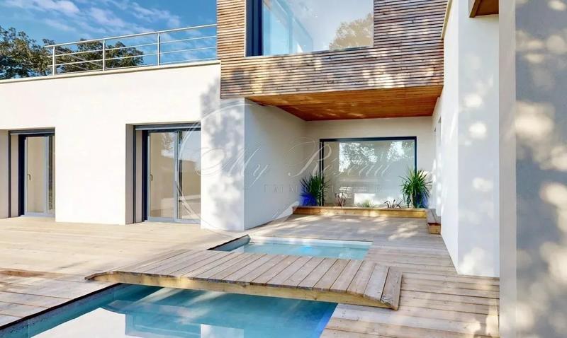 Propriété - 210 m² - 5 pièces