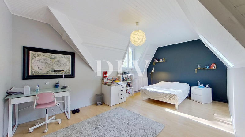 Maison - 214 m² - 8 pièces