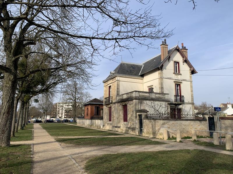 Maison - 217 m² - 10 pièces