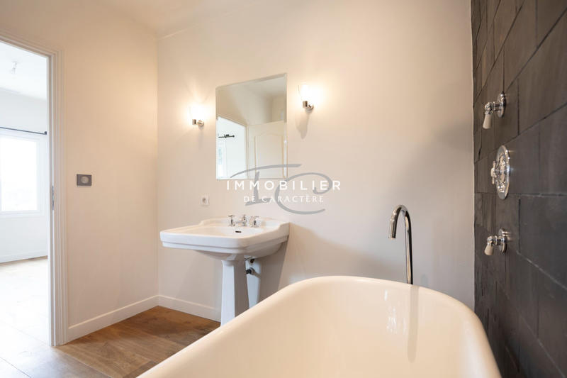 Maison - 225 m² - 8 pièces