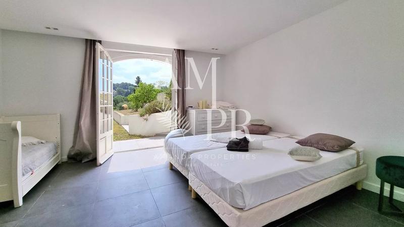 Villa - 250 m² - 8 pièces