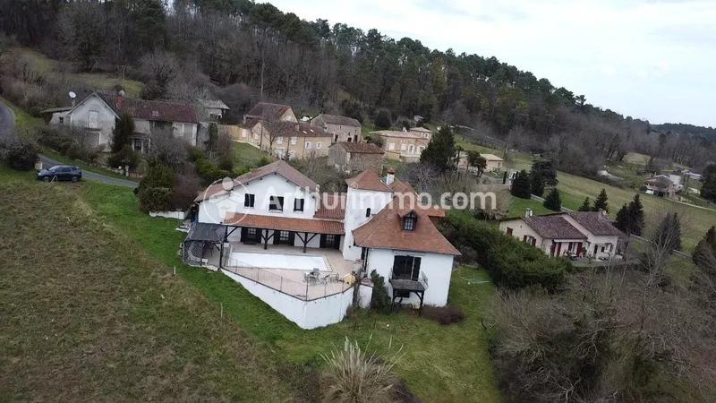 Maison - 264 m² - 9 pièces