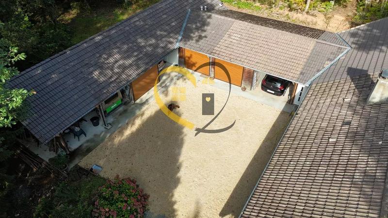 Propriété - 246 m² - 9 pièces