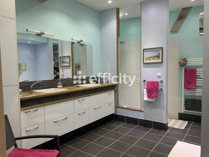 Maison - 220 m² - 7 pièces