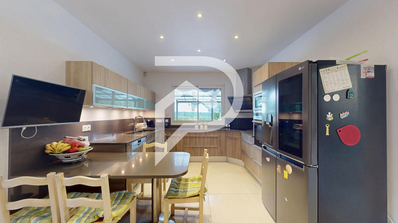 Maison - 270 m² - 8 pièces